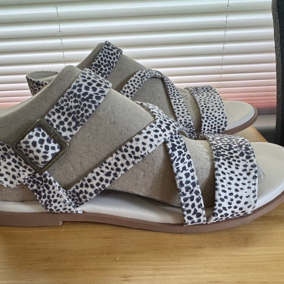 TOMS Print Strappy Sandals 8.5 W with buckle Like New - Picture 5 of 8